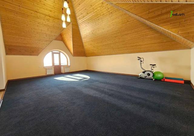 Երեք հարկանի քարե տուն Դավիթ Բեկի փողոցում Նոր Նորքում, 895 ք.մ., 3+ սանհանգույց