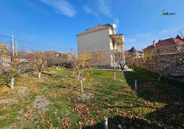 Երեք հարկանի քարե տուն Դավիթ Բեկի փողոցում Նոր Նորքում, 895 ք.մ., 3+ սանհանգույց