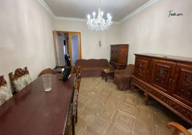 2 սենյականոց բնակարան Քաջազնունի փողոցում, 70 քմ, բարձր առաստաղներ, մասնակի վերանորոգում, քարե շենք