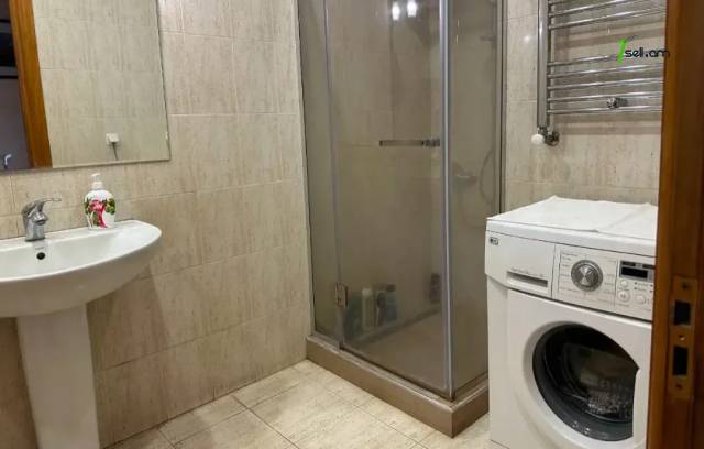 3 սենյականոց բնակարան Տերյան փողոցում, 90 քմ, 5/7 հարկ, դիզայներական ոճով վերանորոգված, քարե շենք