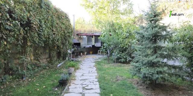 Չորս հարկանի քարե տուն Երզնկյան փողոցում Արաբկիրում, 350 ք.մ., 3+ սանհանգույց, կապիտալ վերանորոգված