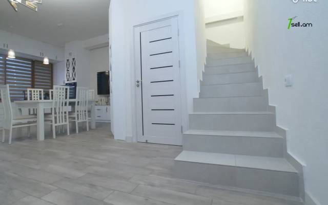 Երեք հարկանի թաունհաուզ Անաստաս Միկոյանի փողոցում Դավիթաշենում, 250 ք.մ., 2 սանհանգույց