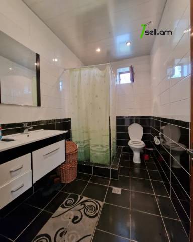 Երկու հարկանի քարե տուն Դավթաշենի 7-րդ փողոցում Դավթաշենում, 300 քմ, 2 սանհանգույց