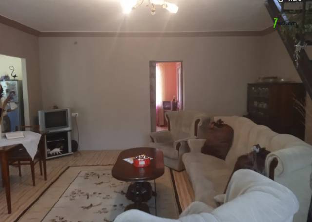 Երեք հարկանի քարե ամառանոց 16-րդ փողոցում Գետամեջում, 148 ք.մ., 2 սանհանգույց, մասնակի վերանորոգում