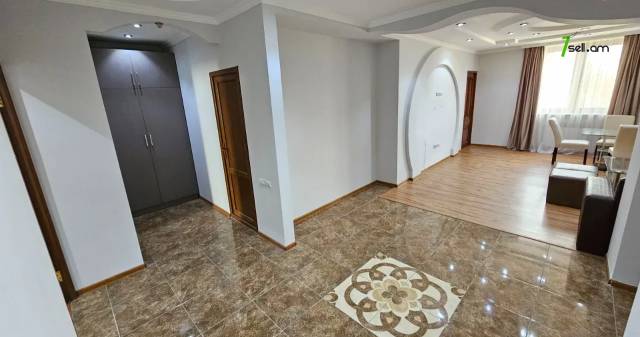 4 սենյականոց բնակարան Նիկողայոս Ադոնցի փողոցում, 100 քմ, եվրովերանորոգված, քարե շենք