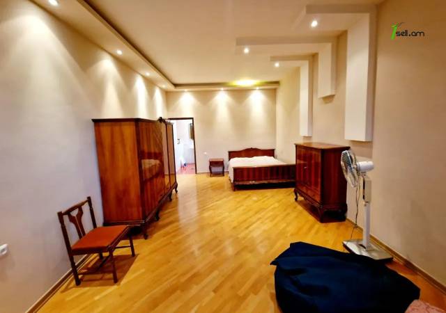 Երկու հարկանի քարե տուն Դավիթ Բեկի փողոցում Էրեբունիում, 1000 քմ, 3+ սանհանգույց