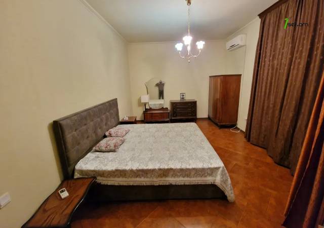 Ընդարձակ 3 սենյականոց բնակարան Թումանյան փողոցում, 160 ք.մ., նախավերջին հարկ, 2 սանհանգույց