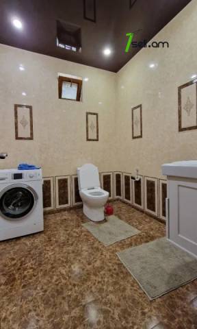 Երկու հարկանի քարե տուն Դավթաշենի 7-րդ փողոցում Դավթաշենում, 300 քմ, 2 սանհանգույց