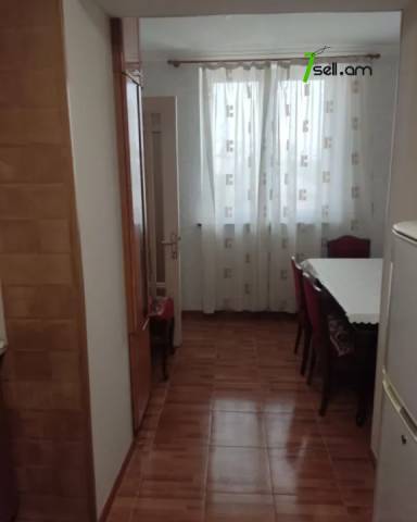 3 սենյականոց բնակարան Լենինգրադյան փողոցում, 78 ք.մ., կապիտալ վերանորոգված, քարե շենք