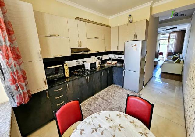 Երեք հարկանի քարե տուն Սասունցի Դավիթ փողոցում Էրեբունիում, 200 ք.մ., 3+ սանհանգույց