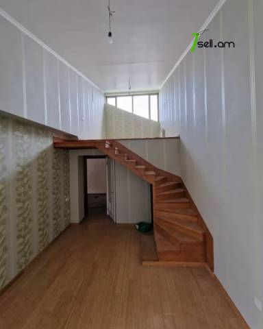 Երեք հարկանի քարե տուն, Նոյ թաղամաս Աջափնյակում, 600 ք.մ., 3+ սանհանգույց, եվրովերանորոգված