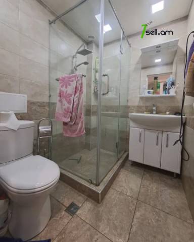 2 սենյականոց բնակարան Նալբանդյան փողոցում, 63 ք.մ., 1/5 հարկ, եվրովերանորոգված, քարե շենք