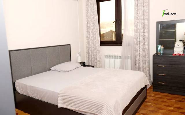 Երկու հարկանի քարե տուն Նոր-Արեշի 42 փողոցում Էրեբունիում, 700 ք.մ., 2 սանհանգույց