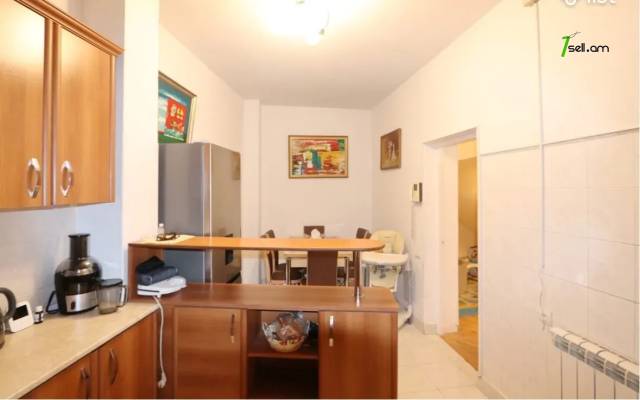 Երեք հարկանի քարե տուն Տիգրան Մեծի պողոտայում Էրեբունիում, 372 ք.մ., 2 սանհանգույց, եվրովերանորոգված