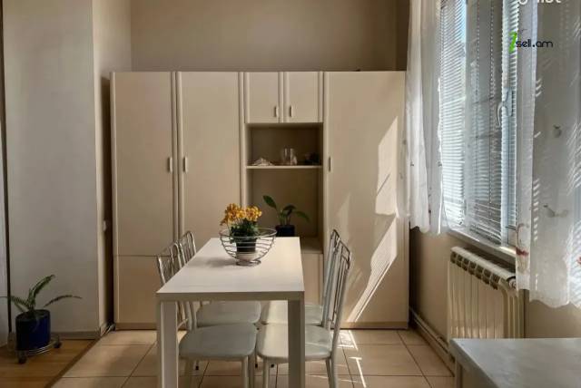 3 սենյականոց բնակարան Կիևյան փողոցում, 70 քմ, 2/5 հարկ, բարձր առաստաղներ, կապիտալ վերանորոգված