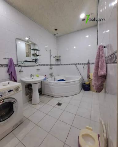 Երեք հարկանի քարե տուն Դավիթ Բեկի փողոցում Էրեբունիում, 900 ք.մ., 2 սանհանգույց