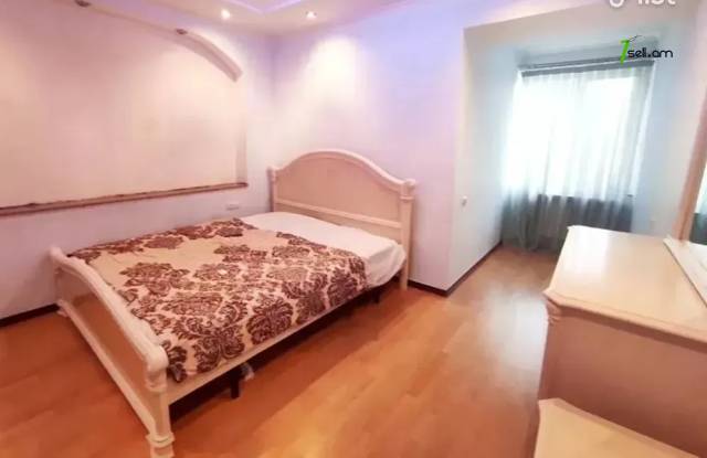 3 սենյականոց բնակարան Կարապետ Ուլնեցու փողոցում, 80 ք.մ., 4/6 հարկ, եվրովերանորոգված, քարե շենք