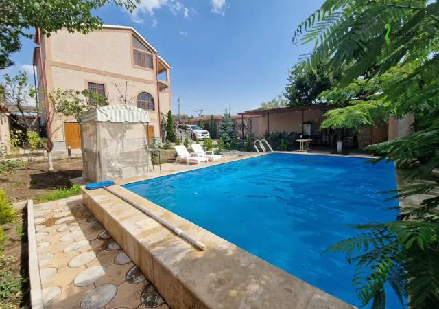 Երկու հարկանի քարե ամառանոց 12-րդ փողոցում Պտղնիում, 600 ք.մ., 3+ սանհանգույց, եվրովերանորոգված