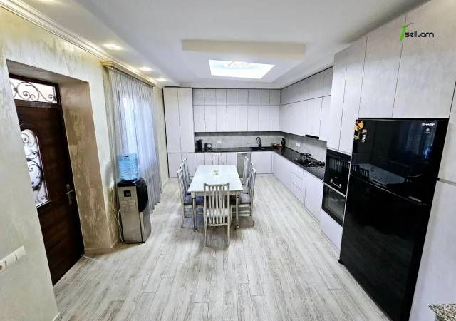 Երկու հարկանի քարե տուն Նոր Արեշի 37րդ փողոցում Էրեբունիում, 855 ք.մ., 2 սանհանգույց