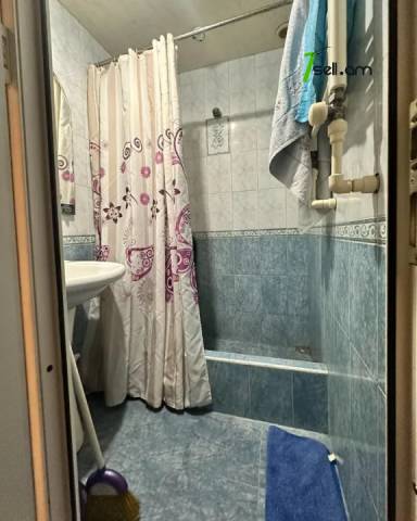 1 սենյականոց բնակարան Շինարարների փողոցում, 29 քմ, 1/5 հարկ, կապիտալ վերանորոգված, քարե շենք