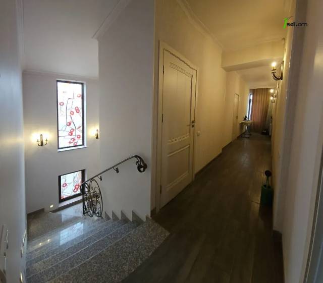 Երկու հարկանի քարե տուն Նվեր Սաֆարյան փողոցում Ավանում, 729 ք.մ., 3+ սանհանգույց