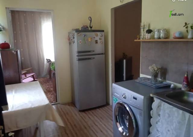 Երեք հարկանի քարե ամառանոց 16-րդ փողոցում Գետամեջում, 148 ք.մ., 2 սանհանգույց, մասնակի վերանորոգում