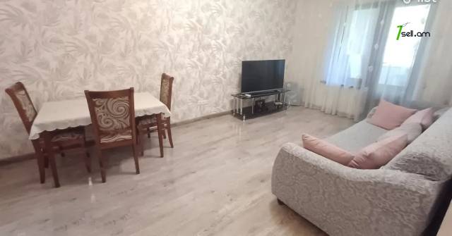 3 սենյականոց բնակարան Աբովյան փողոցում, 87 ք.մ., 3/5 հարկ, կապիտալ վերանորոգված, քարե շենք