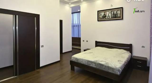 Երեք հարկանի քարե տուն Պարույր Սևակի փողոցում Ավանում, 500 ք.մ., 3+ սանհանգույց