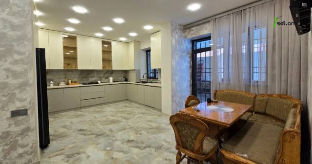 Երկու հարկանի քարե տուն Նար-Դոսի փողոցում կենտրոնում, 400 քմ, 3+ սանհանգույց, կապիտալ վերանորոգված