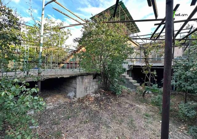 Երկու հարկանի քարե տուն Նաիրի Զարյան փողոցում կենտրոնում, 567 ք.մ., 2 սանհանգույց