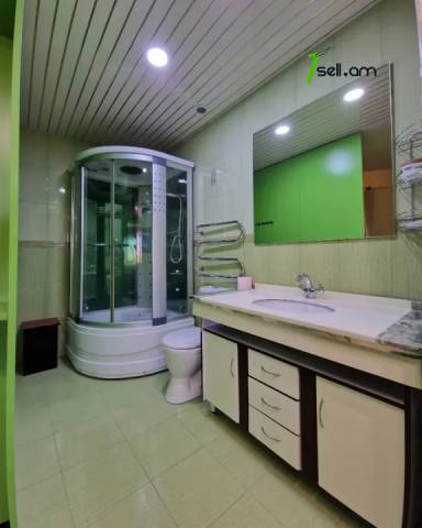 Երկու հարկանի քարե տուն Աշոտ Հովհաննիսյանի փողոցում Նոր Նորքում, 700 ք.մ., 3+ սանհանգույց