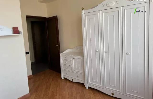 4 սենյականոց բնակարան, Իսահակյան թաղամաս, 130 քմ, 2/2 հարկ, 2 սանհանգույց, բարձր առաստաղներ