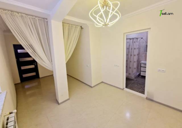 Մեկ հարկանի քարե տուն Էրեբունու փողոցում Էրեբունիում, 120 ք.մ., 2 սանհանգույց, եվրովերանորոգված