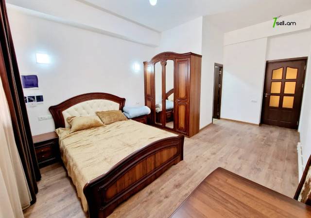 Երեք հարկանի քարե տուն, Նոյ թաղամաս Աջափնյակում, 300 ք.մ., 3+ սանհանգույց, եվրովերանորոգված