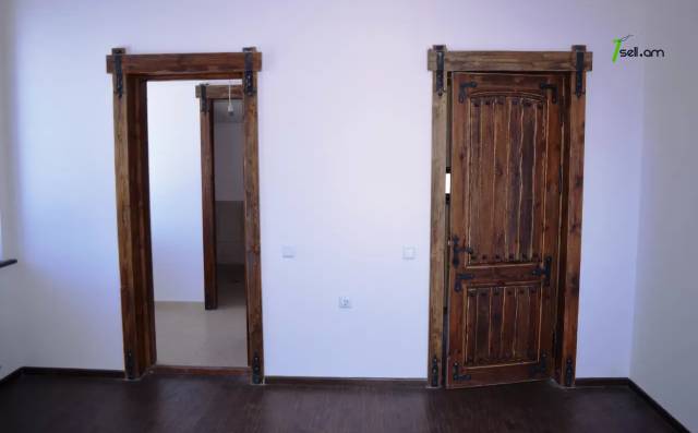 Երկու հարկանի քարե տուն Գյումրիում, 180 ք.մ., 2 սանհանգույց, դիզայներական ոճով վերանորոգված