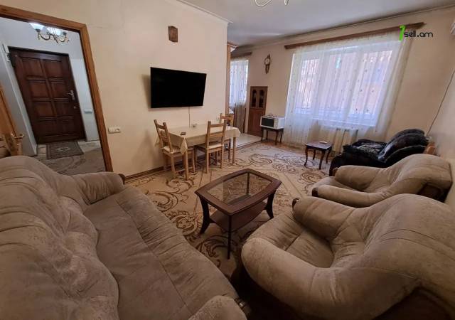 4 սենյականոց բնակարան Լեոյի փողոցում, 100 ք.մ., 2/5 հարկ, եվրովերանորոգված, քարե շենք