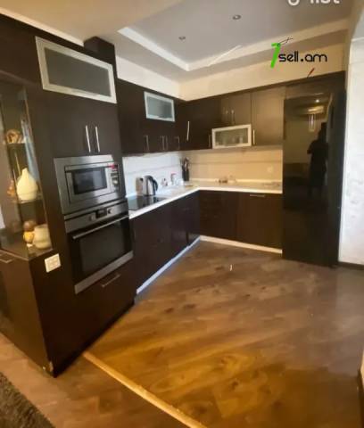 3 սենյականոց բնակարան Կոմիտասի պողոտայում, 80 ք.մ., 2/5 հարկ, կապիտալ վերանորոգված, քարե շենք