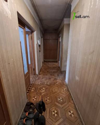 3 սենյականոց բնակարան Բարբյուսի փողոցում, 94 ք.մ., մի քանի պատշգամբ, քարե շենք