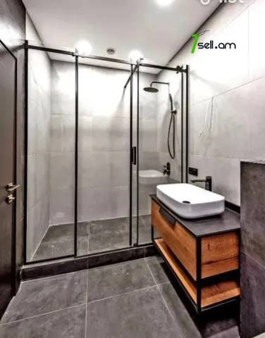 2 սենյականոց բնակարան նորակառույց շենքում Արամ Խաչատրյան փողոցում, 65 ք.մ., նախավերջին հարկ