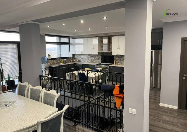 Երեք հարկանի քարե տուն 16-րդ փողոցում Ձորաղբյուրում, 550 ք.մ., 3+ սանհանգույց, եվրովերանորոգված