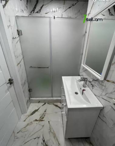 3 սենյականոց բնակարան նորակառույց շենքում Հանրապետության փողոցում, 55 ք.մ., բարձր առաստաղներ