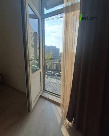 2 սենյականոց բնակարան Բաղրամյան պողոտայում, 42 ք.մ., 2/5 հարկ, կապիտալ վերանորոգված, քարե շենք