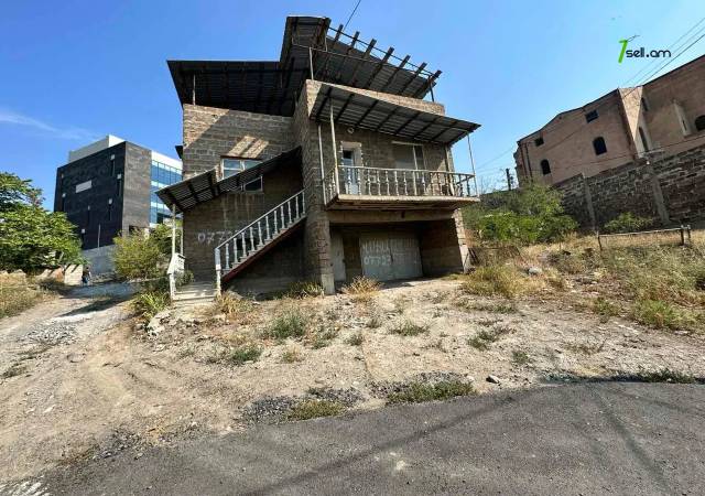 Երկու հարկանի քարե տուն Ոսկերիչների փողոցում կենտրոնում, 337 ք.մ.