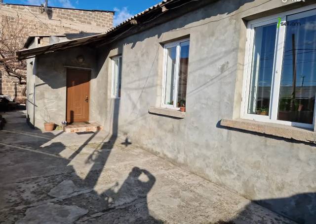 Մեկ հարկանի քարե տուն Բուժաշխատողների փողոցում Նորք Մարաշում, 96 քմ, կապիտալ վերանորոգված