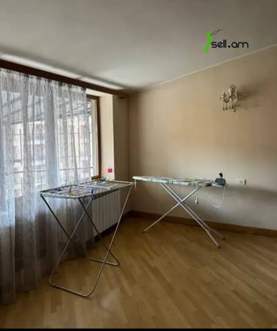 5 սենյականոց բնակարան նորակառույց շենքում Եզնիկ Կողբացու փողոցում, 180 ք.մ., 2 սանհանգույց