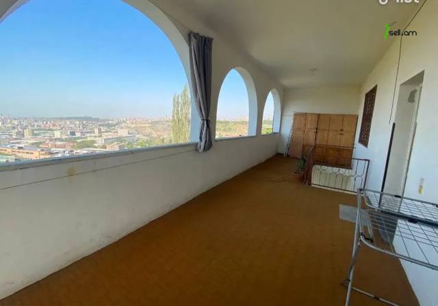 Երեք հարկանի քարե տուն Սերո Խանզադյան փողոցում Նորք Մարաշում, 370 ք.մ., 3+ սանհանգույց, մեծ հողամաս