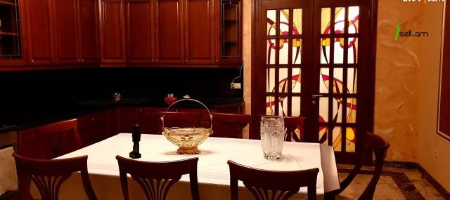 Երկու հարկանի քարե տուն, Նոյ թաղամաս Աջափնյակում, 820 ք.մ., 3+ սանհանգույց, կապիտալ վերանորոգված