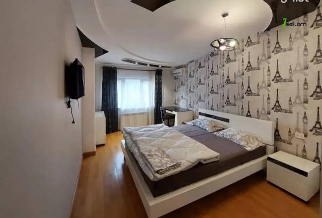 6 սենյականոց բնակարան Հանրապետության փողոցում, 230 ք.մ., նախավերջին հարկ, 3+ սանհանգույց