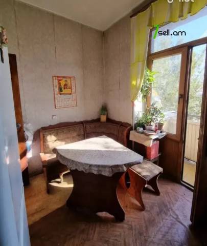 2 սենյականոց բնակարան Նաիրի Զարյան փողոցում, 65 ք.մ., բարձր առաստաղներ, նախավերջին հարկ, քարե շենք