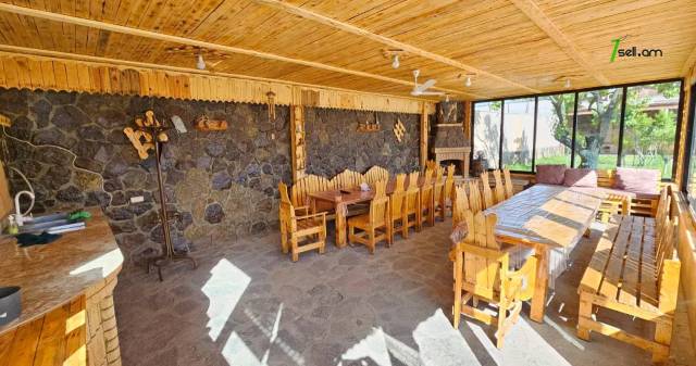 Մեկ հարկանի քարե տուն 20-րդ փողոցում Այնթապում, 900 քմ, կապիտալ վերանորոգված